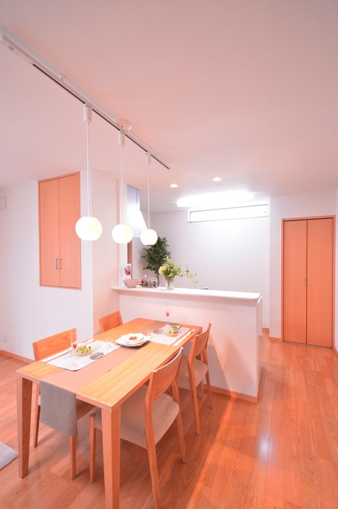 Other introspection. Dining space that follows from face-to-face kitchen counter. Since communication is easy to take with mothers who are in the kitchen, Or give a look at the study of children, Likely to help children also Unagase.