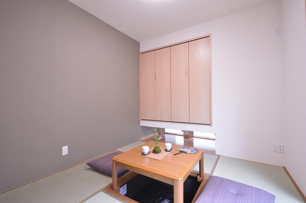 Other introspection. Japanese-style room that leads to the living room. It can also be used as a recreation area of the family as well as hospitality. Since the digging of your stand, You relax and can be used to extend the foot. Also, Even as a child of the playground or the diaper exchange of baby.