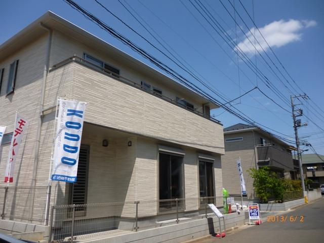 Local appearance photo. Space development that produce a sense of openness. And the mansion of the pristine appearance of simple modern, The outside structure that has been trimmed, It has been achieved in a robust long-term high-quality housing in the peace of mind.