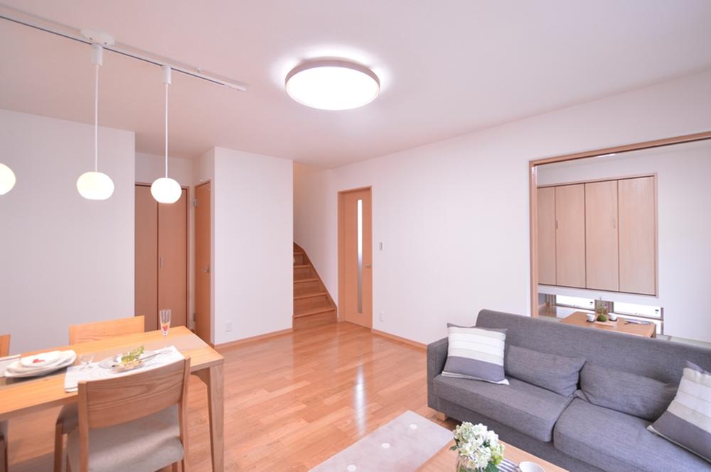 Living. Family gather living. If this spacious space, I think we made fun also surely family time?