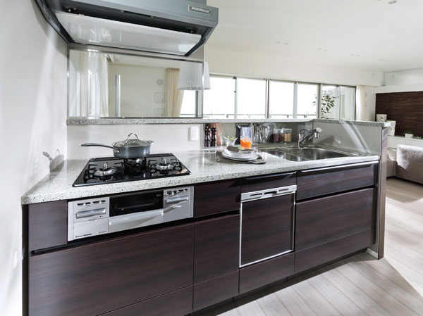 Kitchen.  [Ellesmere kitchen] Was born from the point of view of the many women unique opportunities to stand in the kitchen, "L's KITCHEN". The cooking space widely to enjoy cooking together in parent and child or husband and wife, Such as collect the storage of seasoning and cooking utensils around stove, More fun to cook, It has been designed to be comfortable. Not only the ease of use with an emphasis on communication and design, It is a kitchen for families.