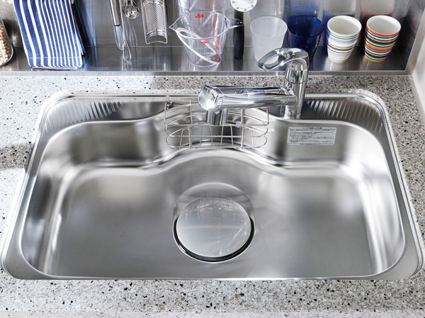 Kitchen.  [Quiet sink] Sink of sound sounded less noise design of wet work. Consideration to the conversation with the family in the living room.