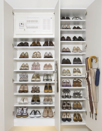 Receipt.  [Multi-entry cloak] "plenty ・ Neat ・ Entrance storage developed a universal "theme. Almost without changing the size of conventional storage, About 1.6 times the amount of storage of shoes by reviewing the design and layout ※ It was allowed to up to 1. (Company ratio) ※ In the case of 1 120cm frontage standard specification of the (shoes plenty of type), About 1.6 times the storage number of shoes compared to the footwear put the standard specification of the conventional Daikyo (male business shoes 26cm (compared in storage number of width 22cm)).