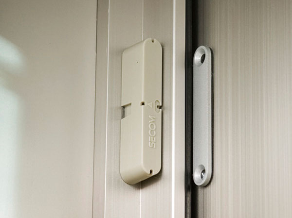 Security.  [Security sensors] To the entrance door and windows of all dwelling unit (except for some) was set up crime prevention sensor. Upon sensing abnormality in the sensor working, As "Secom" "L.O.G (Lions ・ online ・ Guard) will be automatically reported to the System Center ".