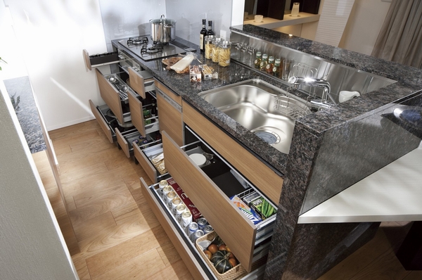 Ellesmere kitchen. Kitchen everyone's voice has become the shape is, Slide storage, such as ease-of-use priority (reference photograph)