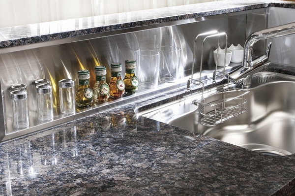 Kitchen counter. Adopt the hand area, which also serves as a storage and blindfolded to the counter (reference photograph)