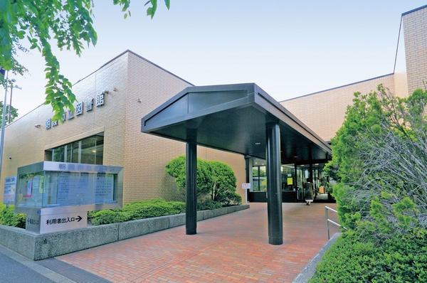 Asaka City Library. Library to be built so as to be surrounded by the calm residential area and green space can enjoy from children to adults (4-minute walk / About 270m)