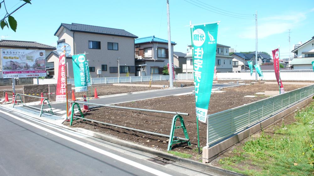 Local photos, including front road. Local (May 2012) shooting