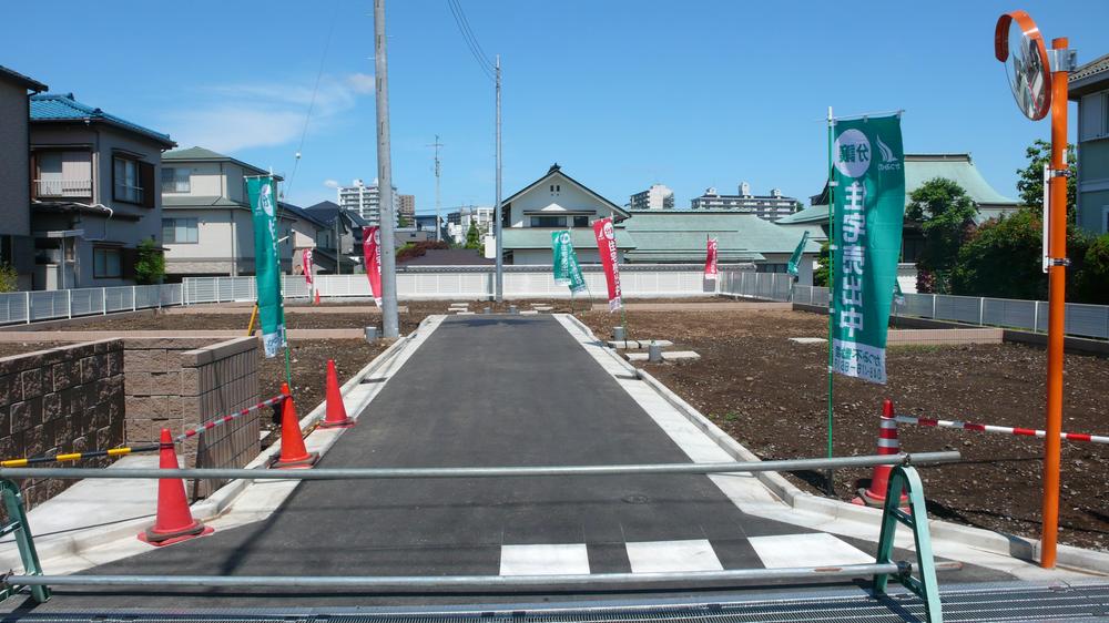 Local photos, including front road. Local (May 2012) shooting