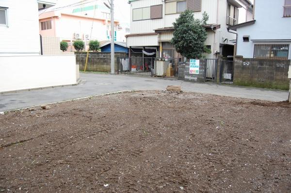 Local photos, including front road. Local: 2013 October