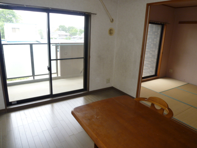 Living and room. (Furniture is not attached)