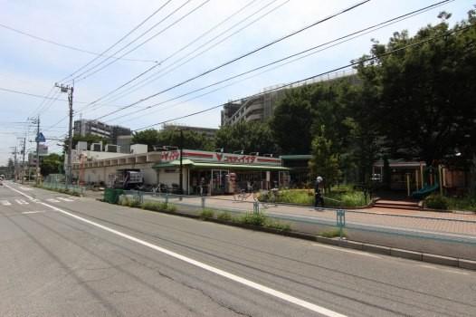 Supermarket. Commodities Iida up to 740m walk 10 minutes