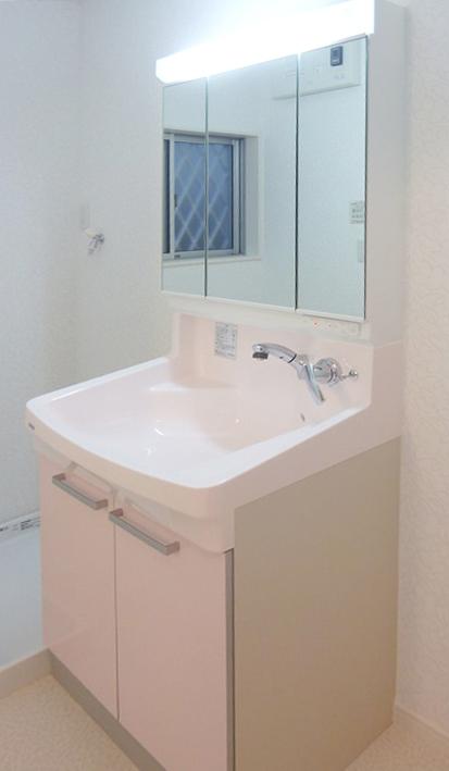 Wash basin, toilet. Indoor (12 May 2012) shooting