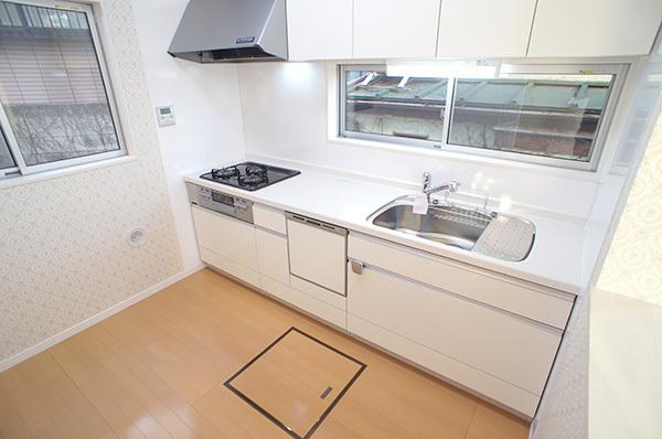 Kitchen. Bright kitchen that white was the keynote Indoor (12 May 2013) Shooting