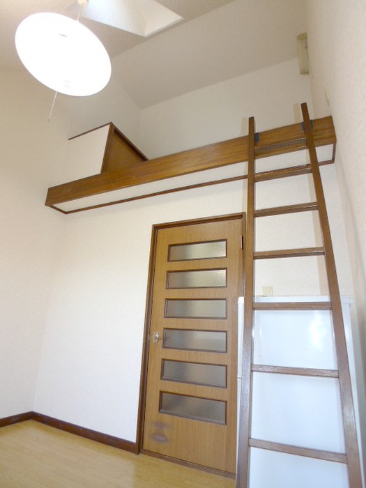 Living and room. Loft is high