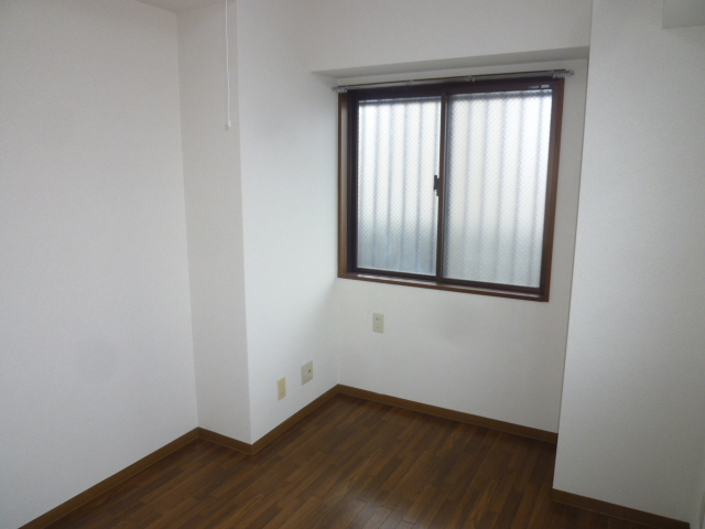 Other room space. Same property, It is a photograph of another room