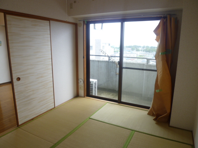 Other room space. Same property, It is a photograph of another room