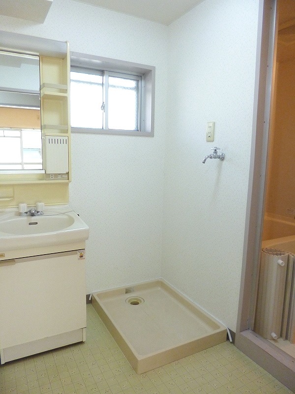 Washroom. If there is a ventilation window in the dressing room, Convenient ☆