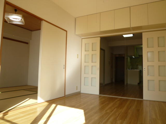 Living and room. It is a photograph of another room of the same type.