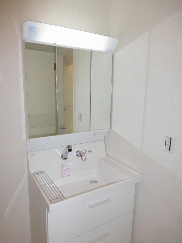 Wash basin, toilet. Indoor (September 2013) Shooting