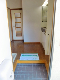 Entrance. ◆ Airy entrance ◆