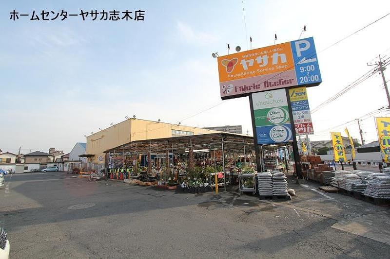Home center. To Yasaka 460m