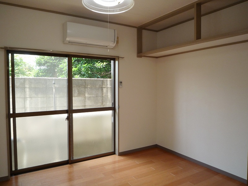 Living and room. Another Room No. reference photograph