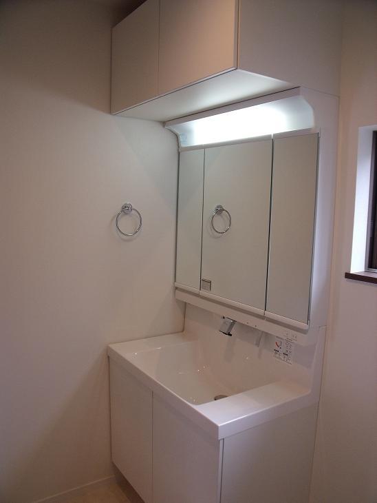 Wash basin, toilet. Room (May 2013) Shooting