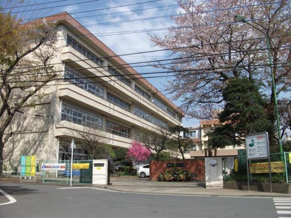 Primary school. To the second elementary school 880m