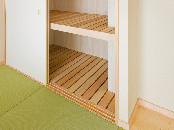 Other.  [Gridiron in closet] Excellent Humidity, Gridiron-like (floor ・ Shelf), so ventilation is also good. Employing diatomaceous earth board having excellent also humidity conditioning the sidewall portions. (Same specifications)