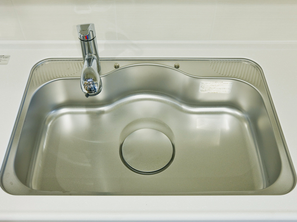 Kitchen.  [Quiet wide sink] Kitchen sink adopts sink effortlessly washable large size is also a big wok in the silent type. (Same specifications)