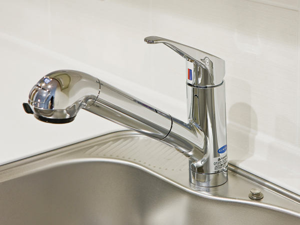 Kitchen.  [water filter] Drink casually delicious water, Adopt a water purifier integrated mixing faucet. The head portion is pulled out at the nozzle, It is also useful, such as sink cleaning. (Same specifications)