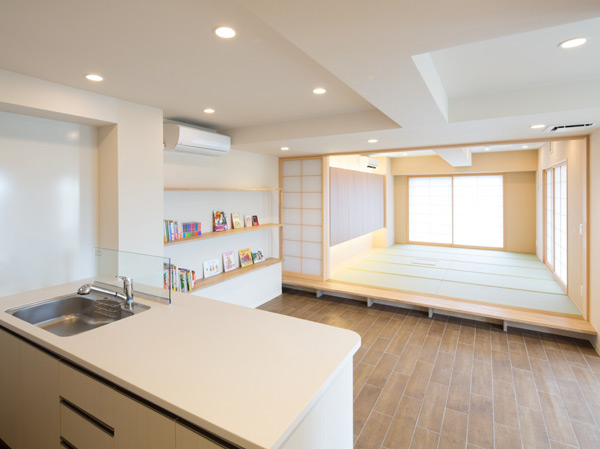 Shared facilities.  [Community Room to become everyone's living room] On the first floor of a good south tower of per yang, It has established a community room with a kitchen and modern Japanese-style room. By design missing to connect the garden with wood deck around, In the space feels good nature is full of. It has secured a large space suitable for such events and club activities. (Community Room complete photo ※ September 2013 shooting)