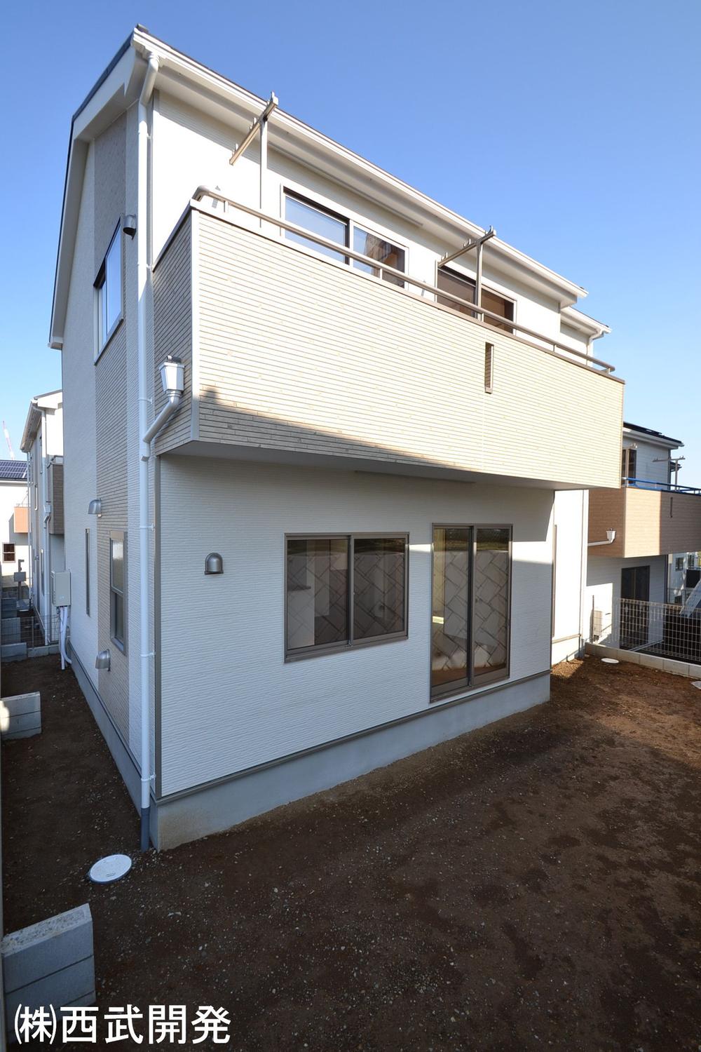 Local appearance photo. 13 Building