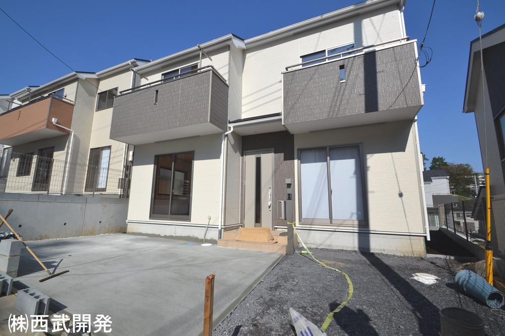 Local photos, including front road. 5 Building ・ appearance