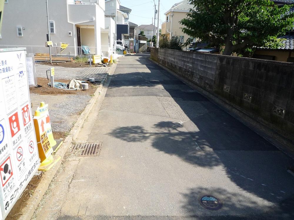 Local photos, including front road. Local: 2013 October