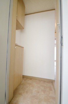 Entrance. I this cupboard big?