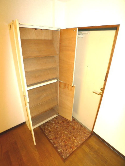 Entrance. Large shoe box