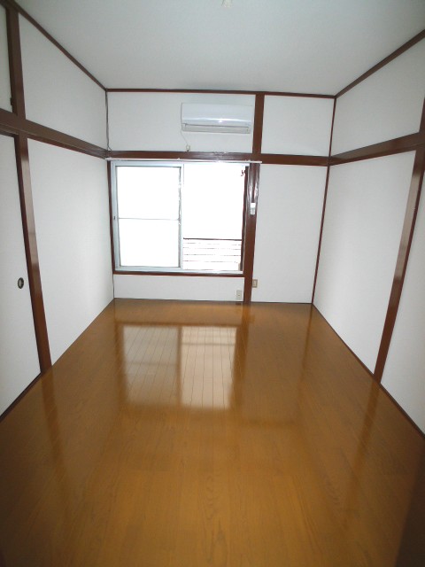 Living and room. Front cross re-covering is a new article