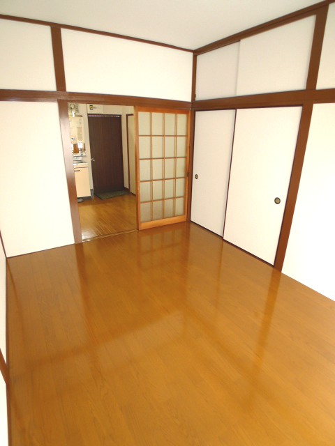 Living and room. Front cross re-covering is a new article