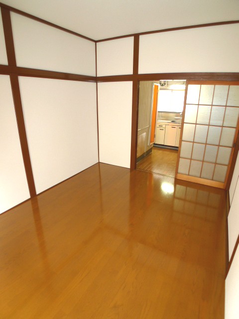 Living and room. Front cross re-covering is a new article