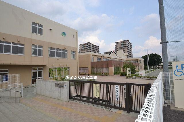 Primary school. 300m until Tsuruse stand elementary school