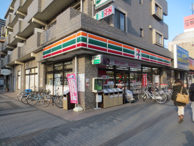 Convenience store. 250m to Seven-Eleven (convenience store)