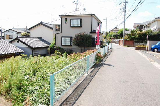 Local photos, including front road. Local (August 2012) shooting