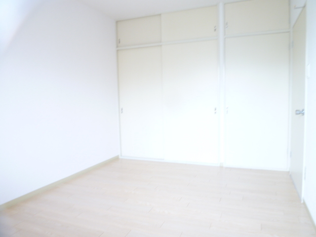 Other room space. Day is very good and bright rooms