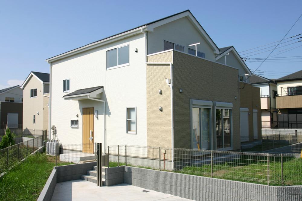 Local photos, including front road. Reference: skilled construction cases