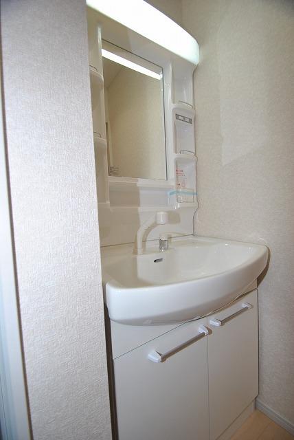 Wash basin, toilet. Indoor (12 May 2013) Shooting [1 Building] 