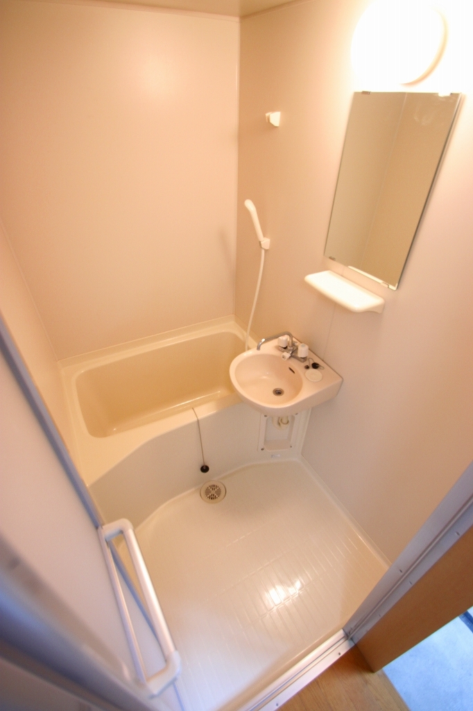 Bath. ■ Same apartment It is similar to photo