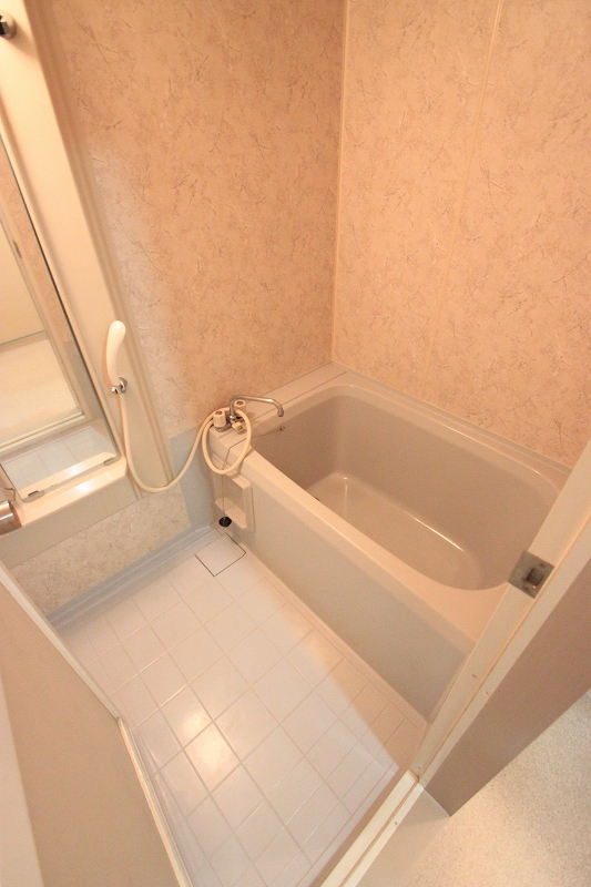 Bath. ■ Same apartment It is similar to photo