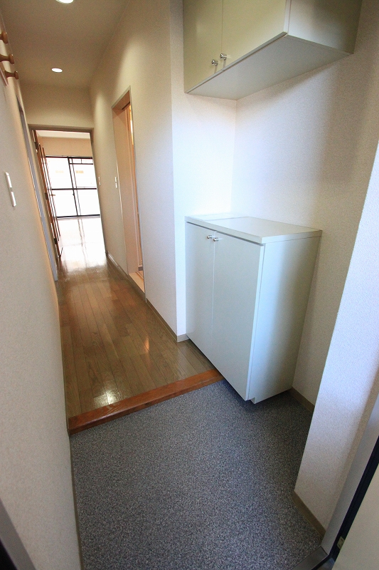 Entrance. ■ Same apartment It is similar to photo